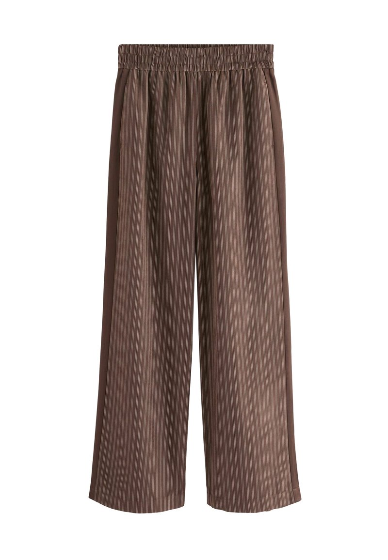 Wijdvallende broek in donkerbruin met smalle verticale strepen. Voorzien van een elastische tailleband en een gladde, textuurstof voor comfort.