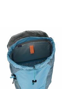 Sac à dos avec une ouverture arrondie en haut, fabriqué en tissu bleu et gris. Il comporte une languette de tirage orange et une fermeture à cordon ajustable pour un rangement sécurisé.