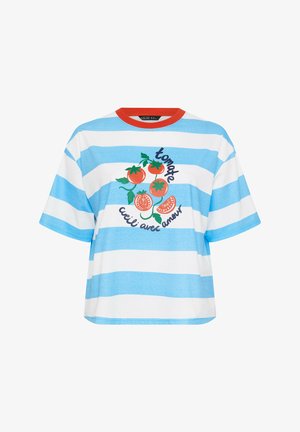 Camiseta de rayas azules y blancas con cuello rojo que presenta un gráfico de tomates y texto en francés "tomate cueillie avec amour" en el frente.