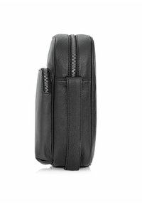 Czarna skórzana torba o teksturowanym wykończeniu, z przednią kieszenią i zamkiem błyskawicznym w srebrnym kolorze. Kształt prostokątny i kompaktowy.