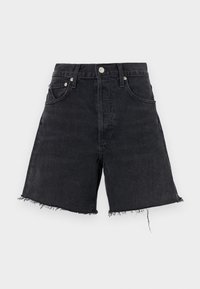 Pantaloni corti in denim nero a vita alta con taglio dritto, orlo sfrangiato e lievi segni di usura. Presenta tasche frontali e chiusura a bottone metallico.