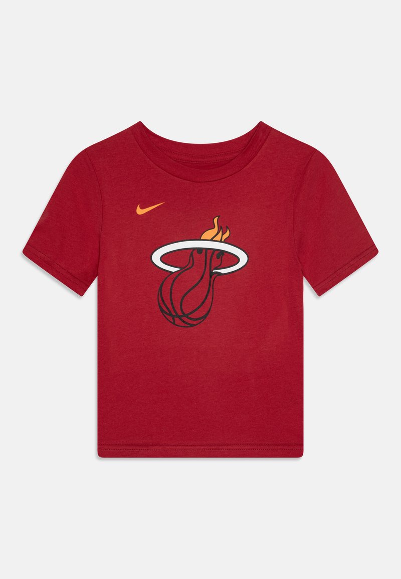 Sarkans kokvilnas T-krekls ar melnu un dzeltenu Miami Heat logo, kurā ir basketbola un liesmu dizains. Īsas piedurknes un apaļa kakla izgriezums.