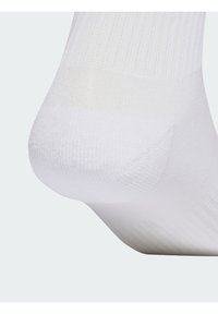 Λευκή κάλτσα αστραγάλου με ριμπ υφή, λεία επιφάνεια και ενισχυμένη φτέρνα. Ελαστική κορυφή για άνετη εφαρμογή. Μινιμαλιστικός σχεδιασμός.