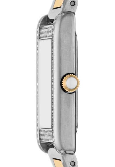 Smartwatch rettangolare color argento con dettagli in diamante, corona dorata con centro bianco e cerniera in metallo su sfondo bianco.