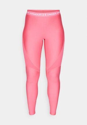 Leggings de sport roses avec une texture lisse, dotés d'une taille élastique blanche avec le logo "Under Armour" et des détails de design angulaires.