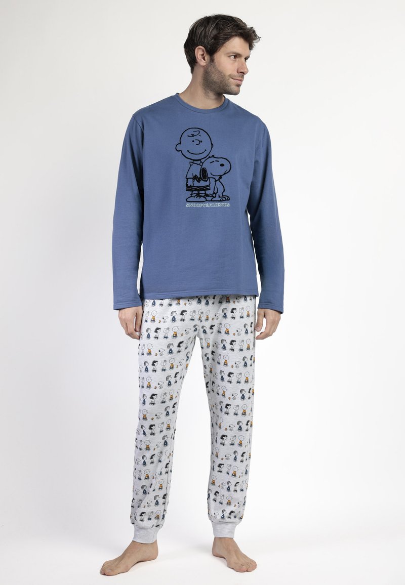Camisa de manga larga azul con estampado de dibujos de personajes, combinada con pantalones de pijama grises con patrones de personajes repetidos. Tejido suave, corte relajado.