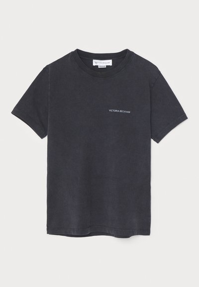 Črn bombažni majica s kratkimi rokavi, okroglim izrezom in subtilnim napisom "Victoria Beckham" v svetlo modri barvi na levi strani spredaj. Mehka tekstura.