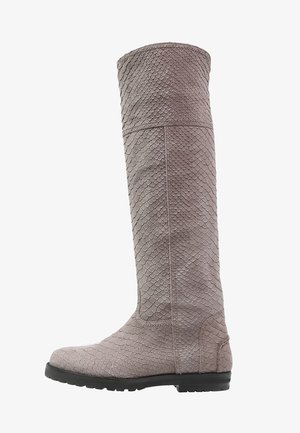 Bottes montantes grises en cuir avec un motif texturé en écailles, semelle plate en caoutchouc noir et coutures le long des côtés pour plus de détail.