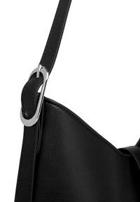 Schulterriemen aus schwarzem Leder mit einer silbernen Metallschnalle, strukturiertem Oberflächenfinish und glatten Kanten, mit einem verstellbaren Längen-Design.