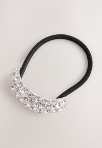 Schwarzes Stoff-Haargummi mit einem gebogenen silbernen Akzent, der mit klaren Strasssteinen in verschiedenen Größen besetzt ist und Licht reflektiert, mit einer glatten Textur.