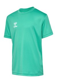Maillot de sport vert à manches courtes en tissu léger et respirant. Doté d'un col rond et d'un logo sur le devant. Texture lisse.