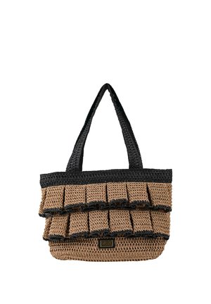 Bolsa tote tejida en colores natural y negro, con superficie texturizada, diseño fruncido y dos asas superiores. Acentuada con una placa con el logo.