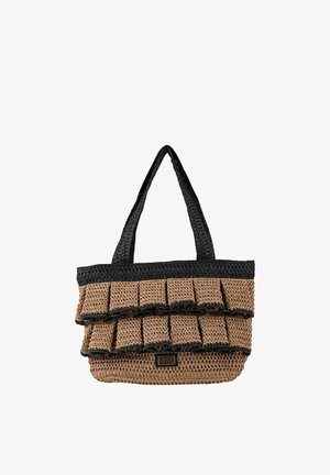 Bolsa tote tejida en colores natural y negro, con superficie texturizada, diseño fruncido y dos asas superiores. Acentuada con una placa con el logo.
