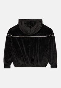 Czarna, aksamitna kurtka z kapturem, z elastycznym pasem, ściągaczami na rękawach i cienkim białym poziomym paskiem na górze pleców.