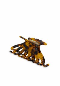 Clips in plastica lucida a motivo tartaruga. Presenta otto punte curve per una migliore presa. Decorazione superiore con bordi ondulati e chiusura metallica.