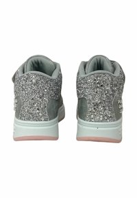Sneakers alte in suede grigio con dettagli glitter argentati lucidi. Presentano una linguetta imbottita, fodera in rete e suola in gomma bianca.