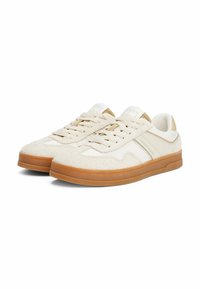Sneakers bianchi con accenti beige, realizzati in suede testurizzato e pelle liscia. Presentano un design low-top e una suola in gomma. I lacci sono di un beige chiaro.