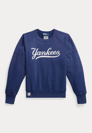 Tumesinine pika varrukaga dressipluus, millel on valge kirjaga rinnal kirjutatud "Yankees" ja väike Polo Ralph Laureni plaastri särk äärtest lähedal.