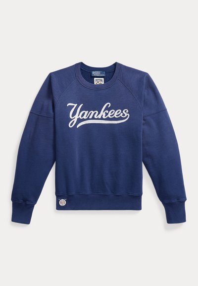 Sweat-shirt bleu marine à manches longues avec "Yankees" écrit en lettres blanches sur la poitrine et un petit écusson Polo Ralph Lauren près de l'ourlet.
