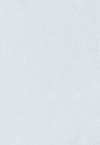 Jasnoszara tkanina o delikatnej, prążkowanej fakturze, gładkiej powierzchni oraz bez wzorów czy widocznego osprzętu. Miękki materiał o jednolitym kolorze.