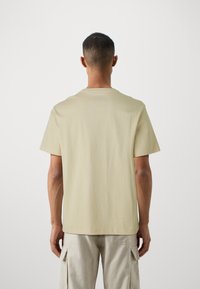 Guess Jeans AMERICAN TEE - Marškinėliai su spaudiniu - biscotti