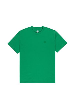 Grünes T-Shirt mit kurzen Ärmeln und Rundhalsausschnitt, mit einem kleinen, gestickten Logo auf der linken Brust, vor weißem Hintergrund.