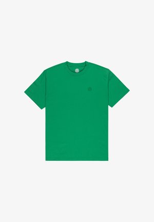 Zielona koszulka z krótkim rękawem i okrągłym dekoltem z małym wyszywanym logo na lewej piersi na białym tle.