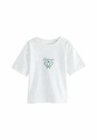 Witte katoenen t-shirt met korte mouwen, met groene "California" tekst en twee tennisrackets bedrukt op de voorkant.