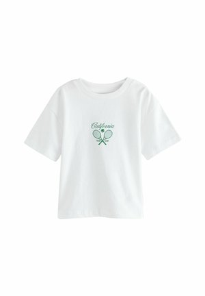Camiseta blanca de algodón de manga corta, con el texto verde "California" y dos raquetas de tenis impresas en el frente.