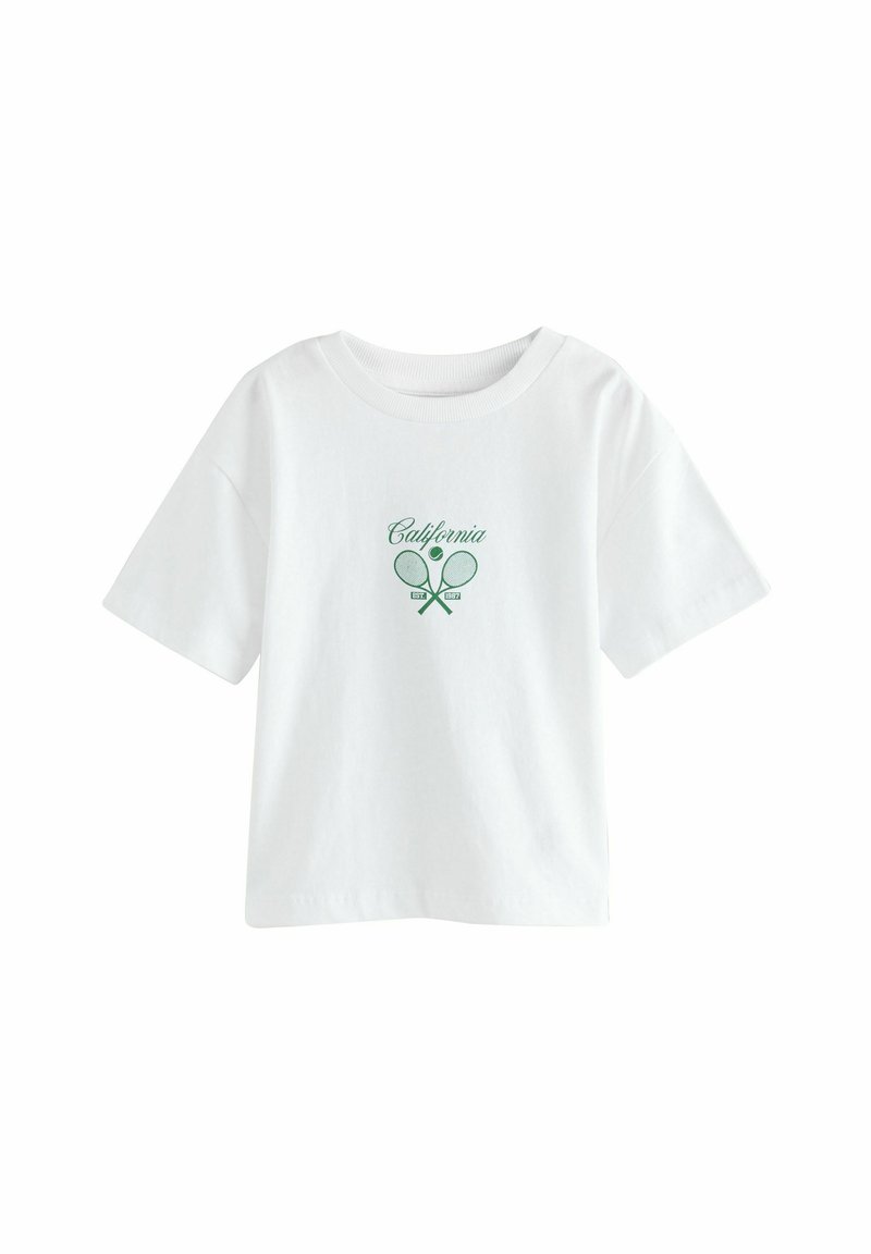 Witte katoenen t-shirt met korte mouwen, met groene "California" tekst en twee tennisrackets bedrukt op de voorkant.