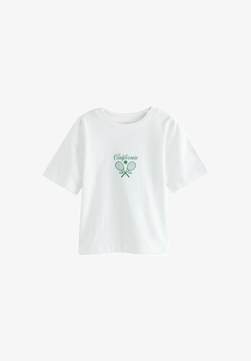 Weißes Baumwoll-T-Shirt mit kurzen Ärmeln, das mit dem grünen Drucktext "California" und zwei gekreuzten Tennisschlägern versehen ist. Einfaches Design, Rundhalsausschnitt.