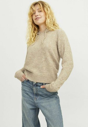 Maglione beige a maglia con cappuccio, maniche lunghe e polsini a coste. La texture sembra morbida, con una vestibilità leggermente ampia e un design casual.