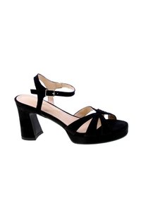 Sandali con tacco alto in suede nero, con cinturino alla caviglia, design open-toe e dettagli ritagliati sulla tomaia. Tacco a blocco per maggiore stabilità.