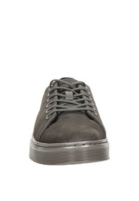 Sneaker in suede grigio con lacci rotondi, sole in gomma testurizzata e design della punta arrotondata. Stile minimalista senza loghi visibili.