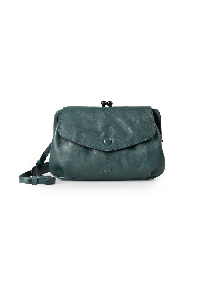 Borsa a tracolla verde in pelle con chiusura a pattina e bottone a pressione, caratterizzata da una finitura testurizzata e tracolla regolabile.