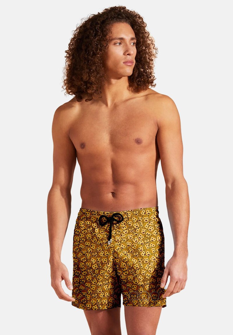 Bañador amarillo con un patrón juguetón de emojis, con cintura ajustable y tejido ligero para mayor comodidad.