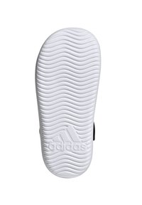 Sorte slidesandal med en teksturert hvit gummisåle som har bølgede spor og en preget Adidas-logo på siden.