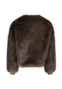 Giacca corta marrone in pelliccia sintetica con texture soffice e maniche lunghe, caratterizzata da scollo rotondo e polsini piccoli ai polsi.
