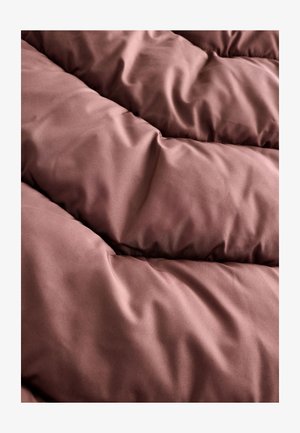 Rjav odeja s prešito površino, narejena iz gladke tkanine z rahlim bleščanjem, ki prikazuje mehke, napihnjene predele in subtilne detajle šivov.