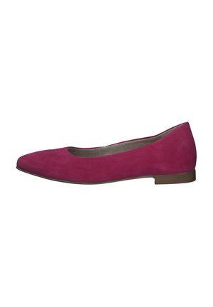 Fuchsia suède ballet flats met een ronde neus, lage bruine hak, gladde textuur en eenvoudig ontwerp. Geen extra versieringen aanwezig.