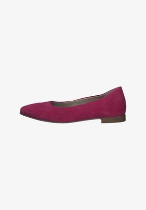 Fuchsia suède ballet flats met een ronde neus, lage bruine hak, gladde textuur en eenvoudig ontwerp. Geen extra versieringen aanwezig.