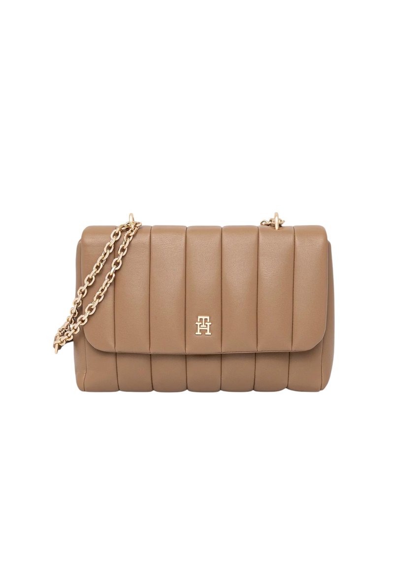 Borsa a tracolla in pelle color cuoio con design trapuntato, tracolla a catena dorata e pattina piegata. Presenta un logo metallico ben visibile sulla parte anteriore.