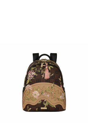 Zaino compatto marrone con motivo floreale verde e rosa, dettaglio in pelle beige a zigzag, tasca frontale e tiralampo con nappina rosa.