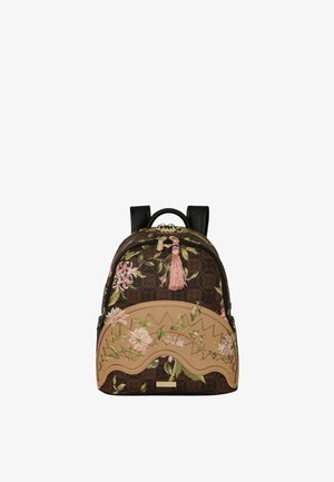 Zaino compatto marrone con motivo floreale verde e rosa, dettaglio in pelle beige a zigzag, tasca frontale e tiralampo con nappina rosa.