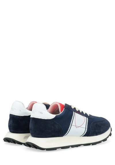 Baskets en daim navy avec des accents en cuir blanc et un intérieur rouge. Présentent une semelle superposée et une couture contrastante sur les côtés.
