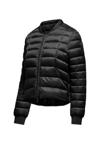 Zwarte pufferjack met een cropped ontwerp, voorzien van horizontaal gequiltde secties, een ritssluiting aan de voorkant en ribgebreide manchetten voor een goede pasvorm en warmte.