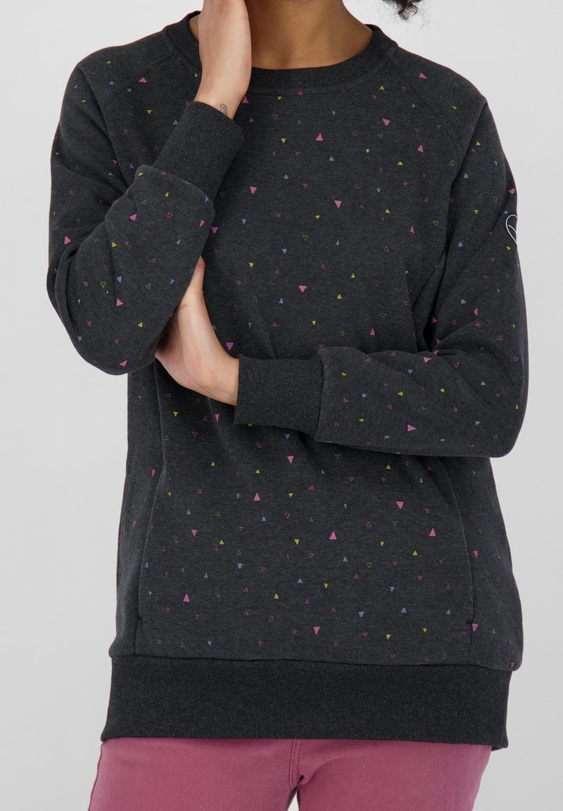 Sudadera gris oscura con cuello redondo, con pequeños patrones de triángulos multicolores por toda la prenda. Puños y bajo acanalados, textura suave.