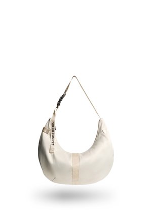 Crescentförmige Schultertasche in Cremefarbe mit verstellbarem Gurt und schwarzer Schnalle, am Gurt mit „J.LINDEBERG“ gebrandet.
