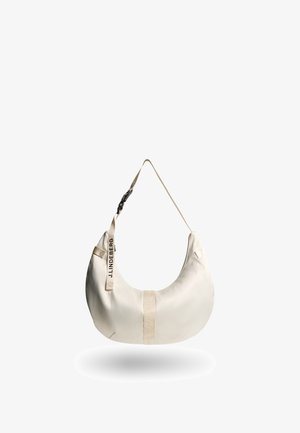 Sac d'épaule en forme de croissant de couleur crème avec une sangle réglable et une boucle noire, marqué de la marque "J.LINDEBERG" sur la sangle.