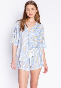 Sæt med kortærmede pyjamaser lavet af lyseblåt stof med gule og hvide bølge- og prikkemønstre; inkluderer en bundet talje og knaplukning.